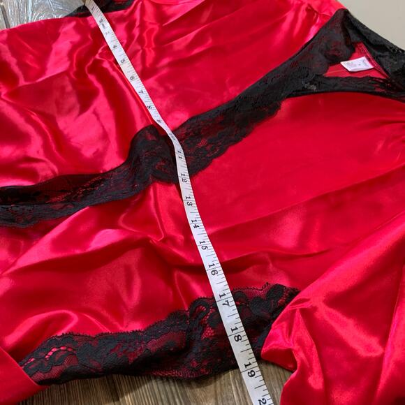 NWT Fredrick's of Hollywood Aspen Mae Robe Red Satin & Black Lace Trim Small - Picture 9 of 9